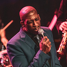Jawara mit internationaler Band